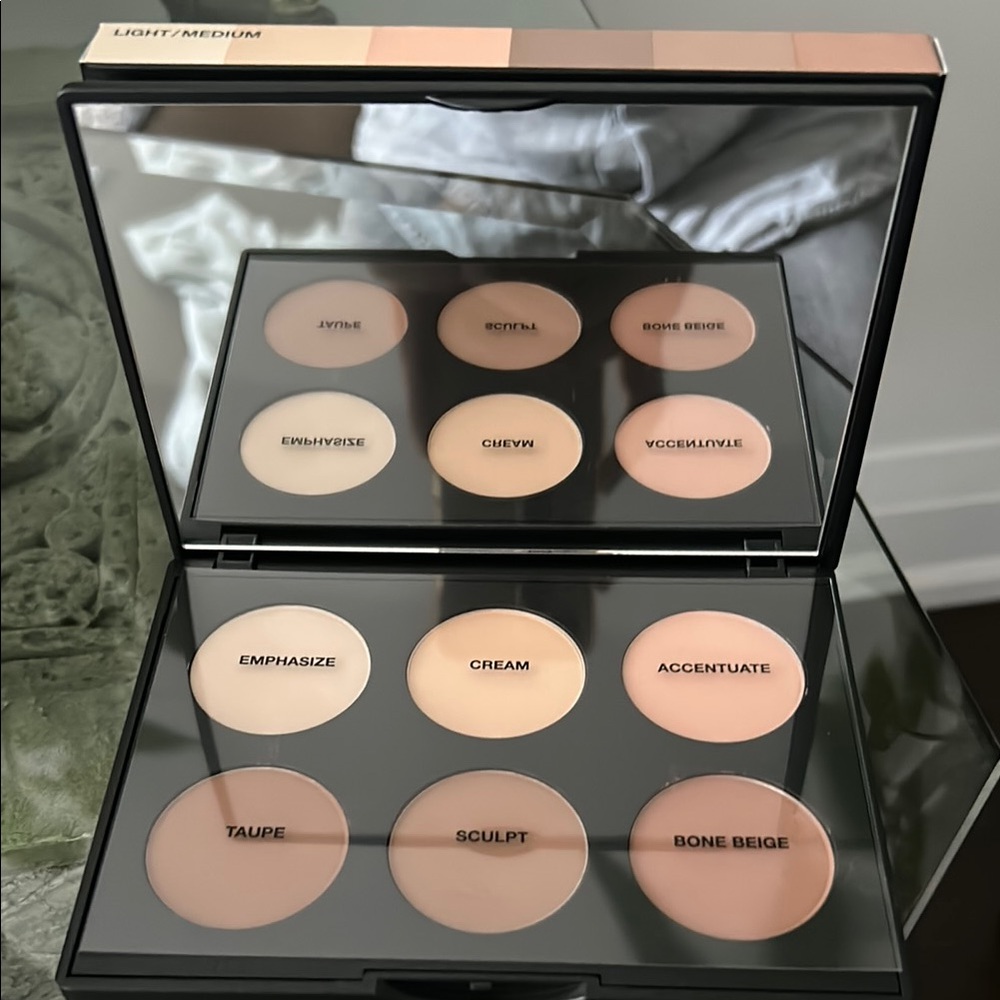 MAC Studio Fix Sculpt & Shape Contour Palette in Light/Medium